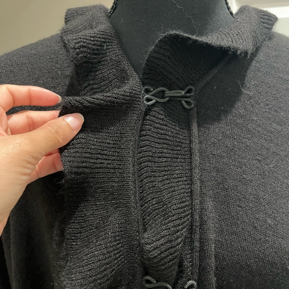 Black Ruffled Cape - Picture 4 of 11